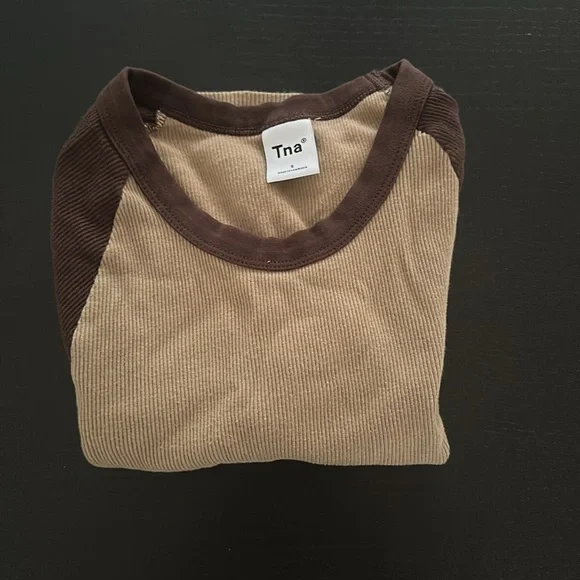 Aritzia baseball style tee, tna size small. - Picture 4 of 4